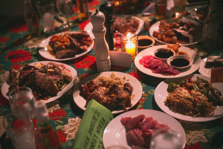 🎄 Come Prepararsi alle Abbuffate Natalizie e Sgonfiarsi Subito Dopo: La Guida Completa per un Natale Sereno (e Leggero)